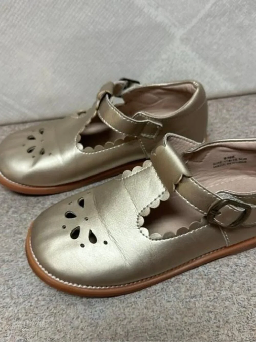 Felix & Flora gold dress shoes, size 11